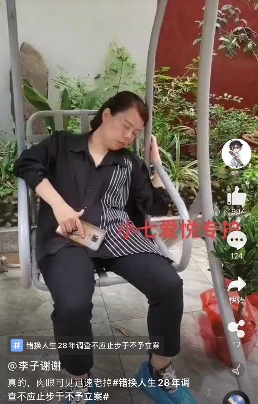 许妈来到郭威新房,帮田静打扫卫生,奇奇教奶奶手势舞