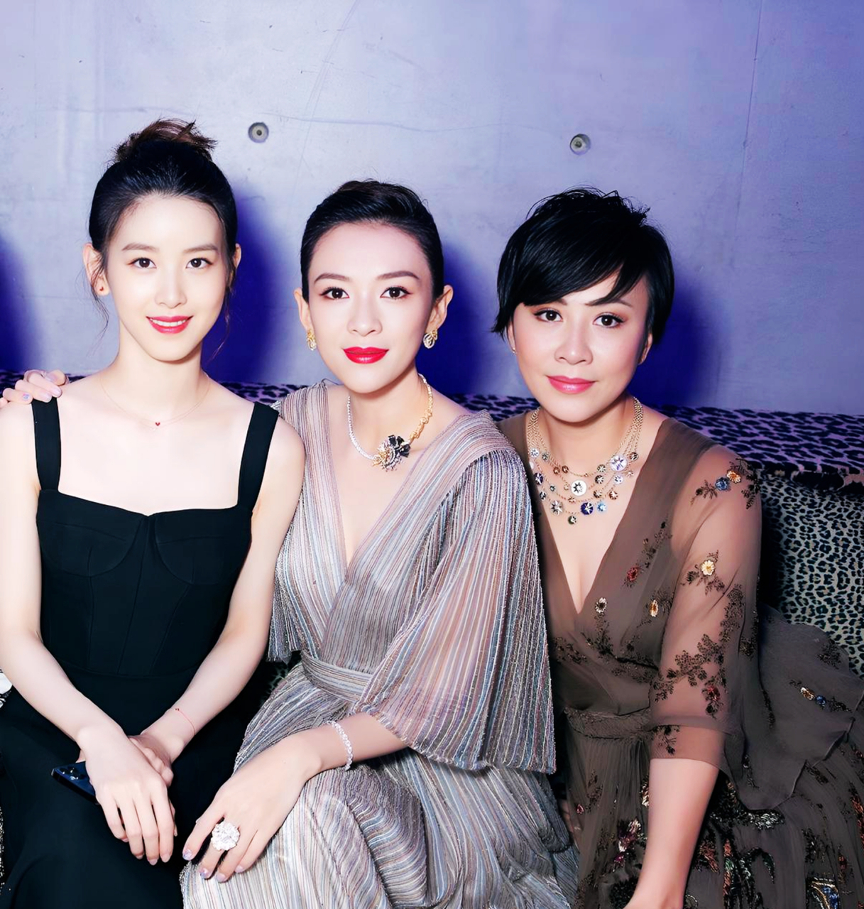 看这张照片,章泽天和章子怡,刘嘉玲合影,气质简直清新优雅.