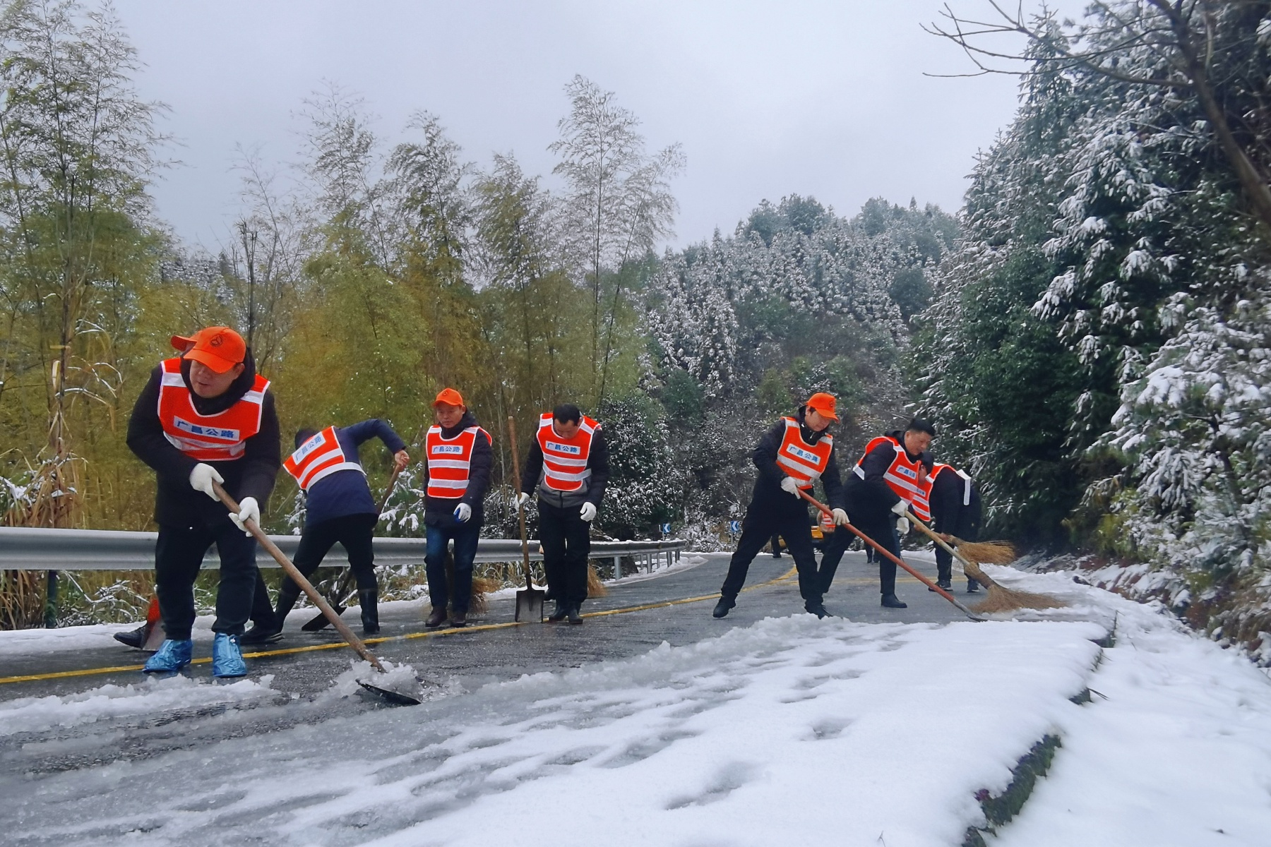 广昌路上,公路人演绎一场浴"雪"保通战