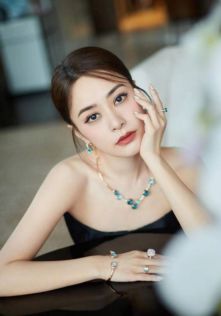 4月19日,阿娇钟欣潼分享最新写真大片,魅力十足.