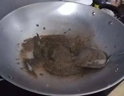 在潮汕吃土虾,不仔细看还以为是桶水泥?