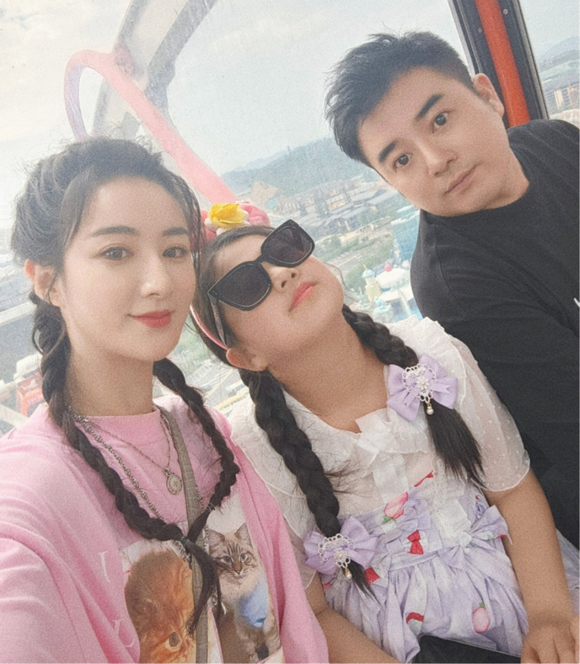 薇娅首晒一家三口合照!8岁女儿颜值吸睛,曾因没时间陪女儿落泪