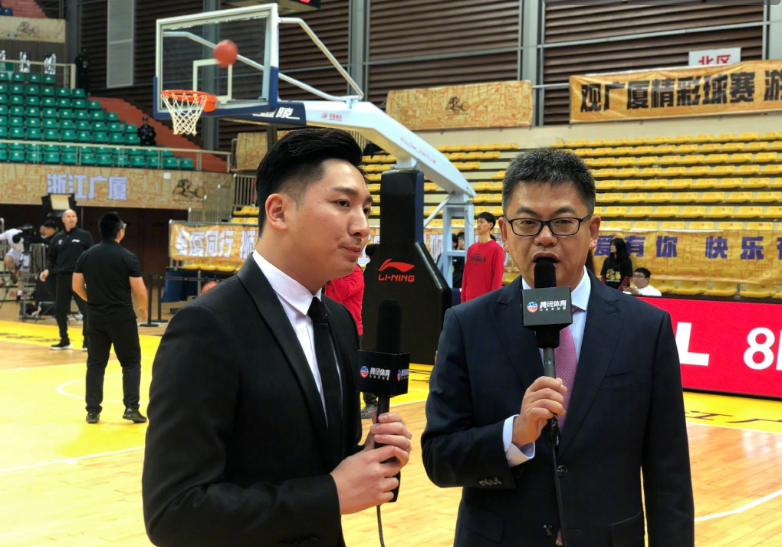 王猛发问:我偏袒谁了?杨毅调侃,记者也加入,球迷:就差苏群了