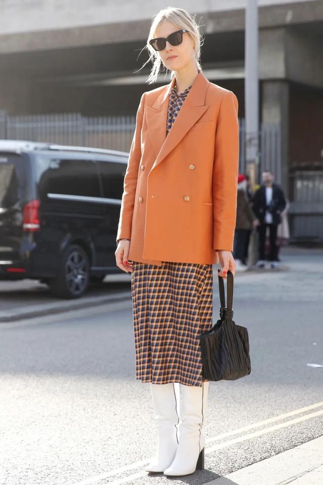 有时,直筒连衣裙与西装外套的搭配也是复工穿搭中的佼佼者.