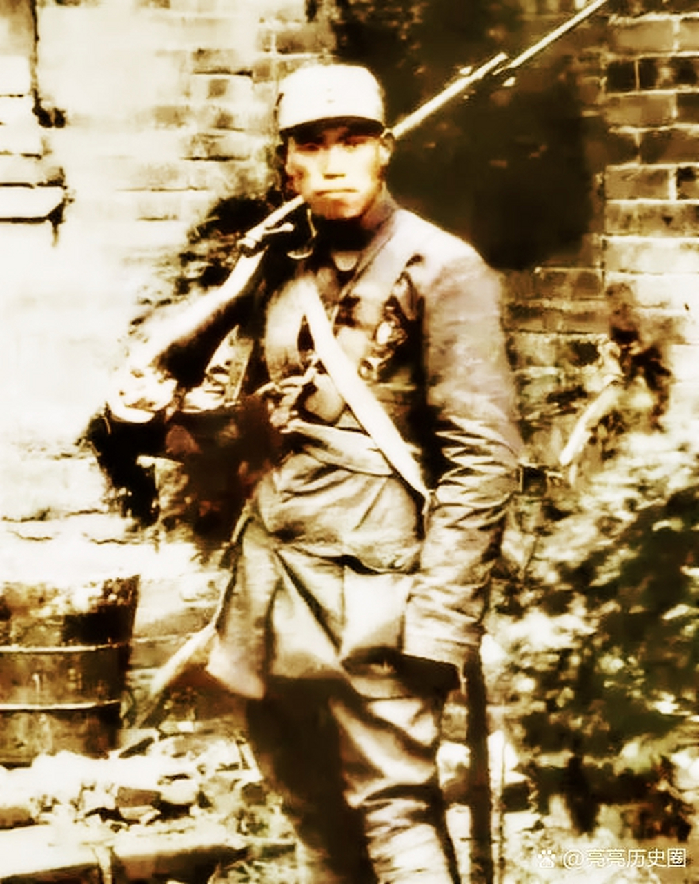 创始人梁兴初中将,人称"梁大牙",意为泰坦.