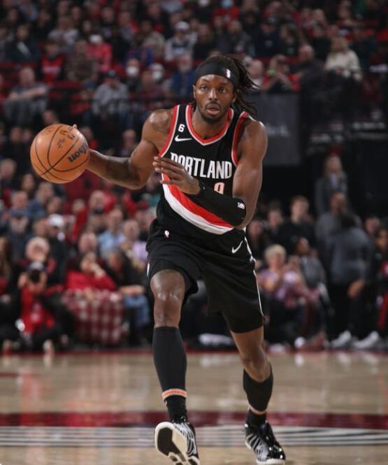 格兰特与马尔卡宁的华丽表演:开拓者以121-105战胜爵士