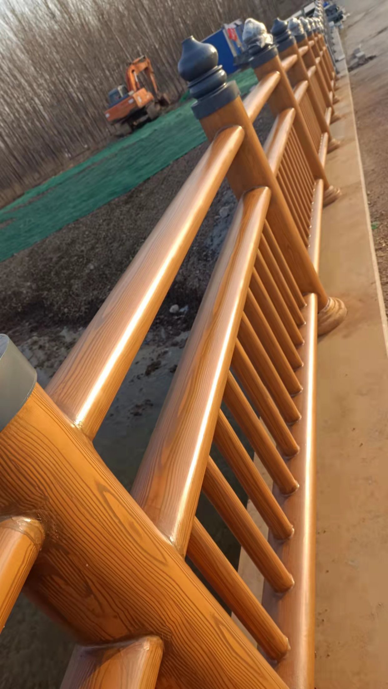 山东省滨州市长江五路新立河西路圆管护栏木纹漆施工案例分享