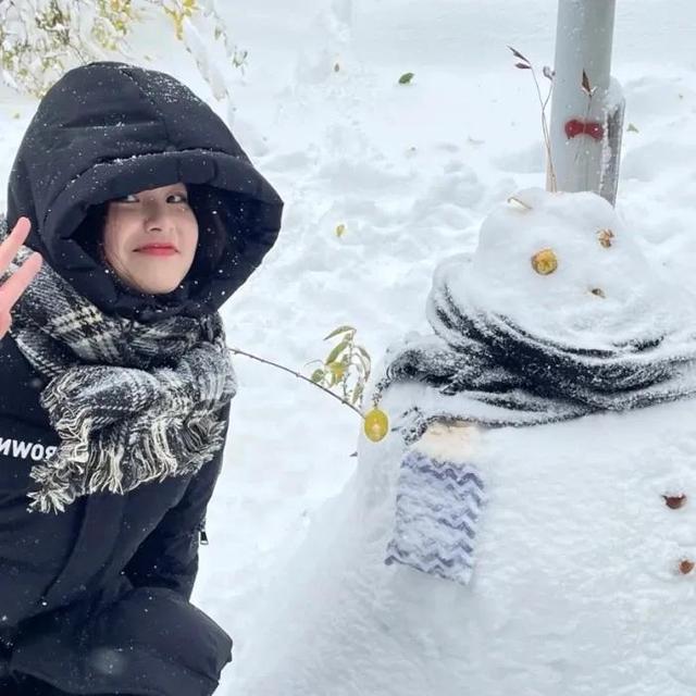 冬天清新女生头像下雪图片