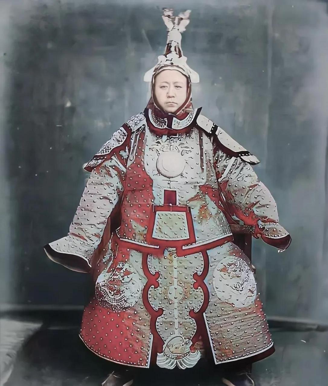 这是清朝时期的一名女统领,她被同治帝封为"巴图鲁".