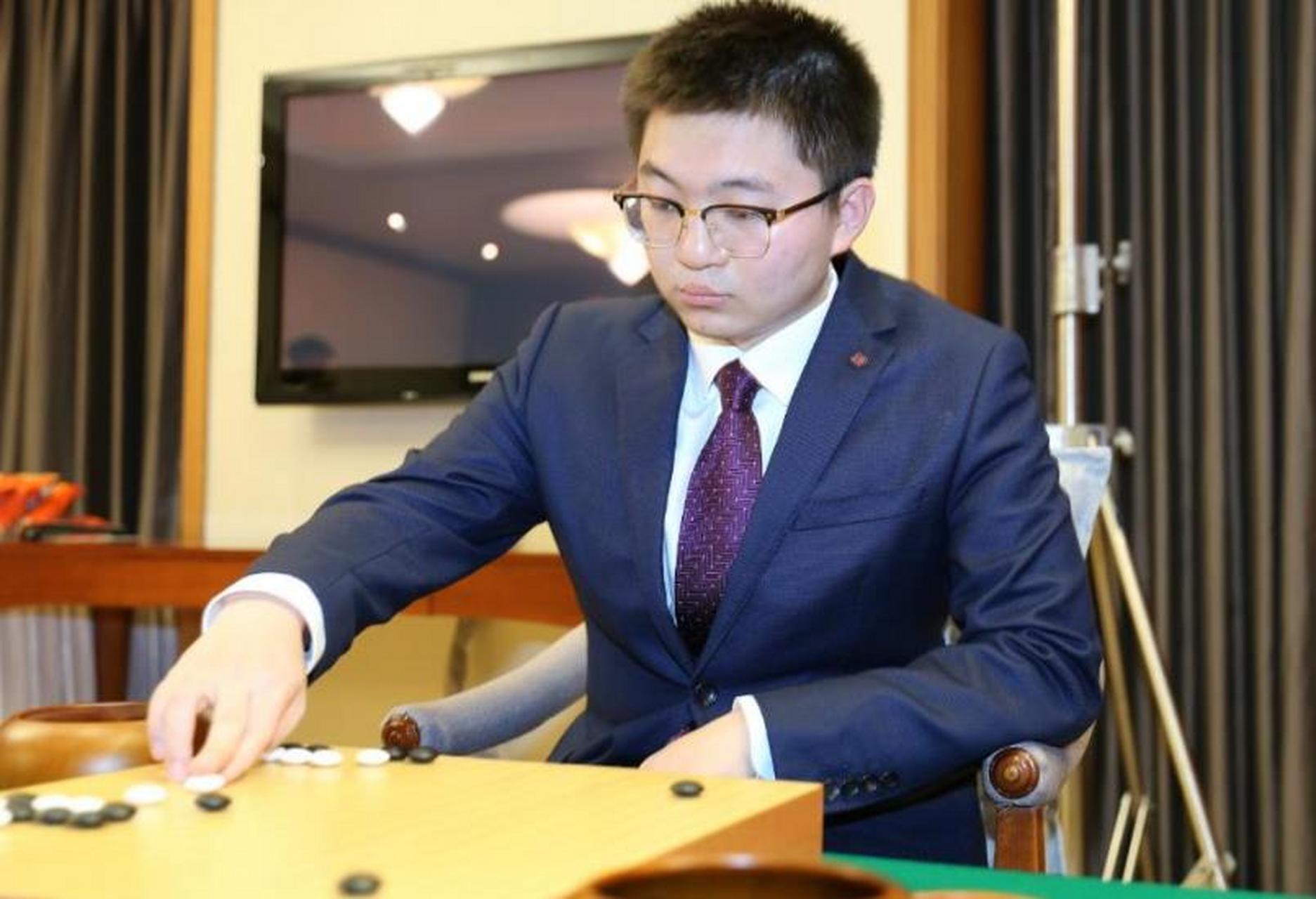 在中国围棋界,杨鼎新九段曾经是一位备受尊敬的围棋名将,但近来,他的