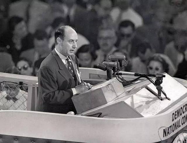 有一种"怀疑(suspicion),反对(opposition)或贬损(derogation)"的态度