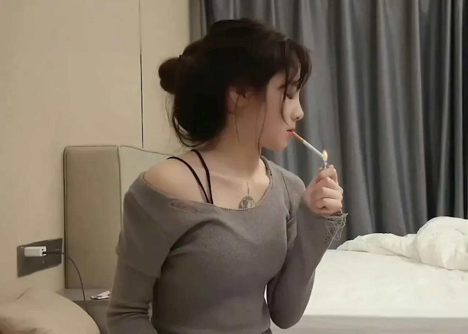 现在还是不能接受女孩吸烟这个行为!