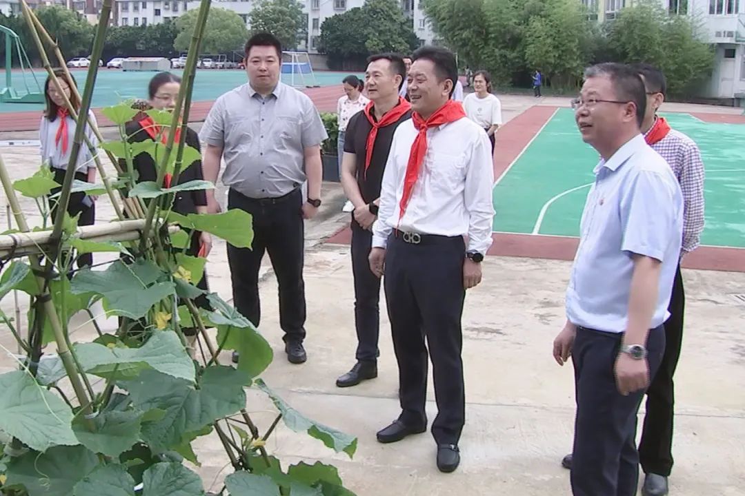 区领导开展"六一"慰问活动