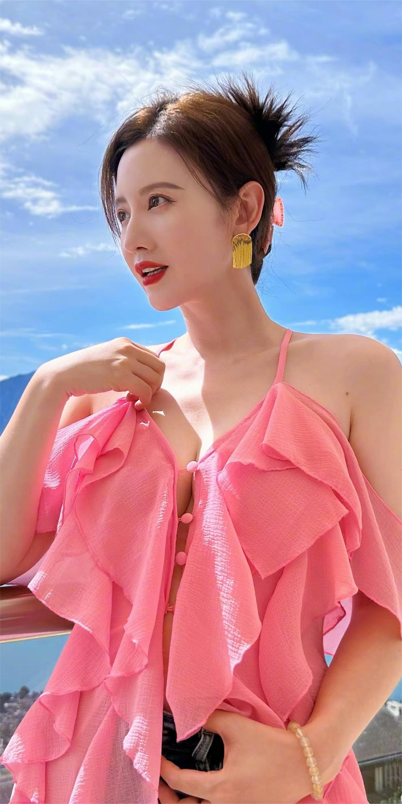 超模张萌服饰太简易,四颗纽扣险走光,穿一次面料崩开了