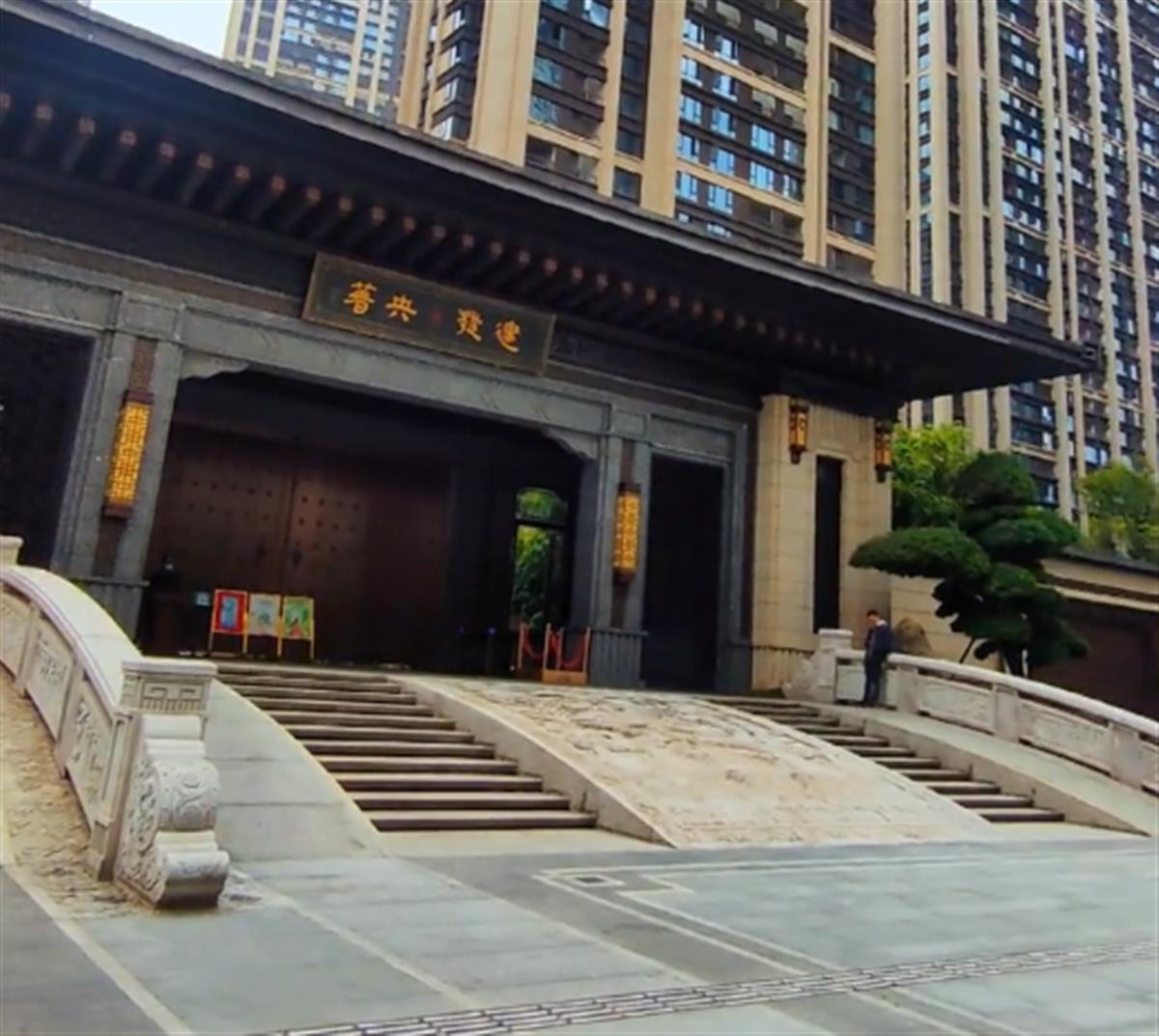 近日,湖南长沙有一小区大门中式风格设计,很是气派.