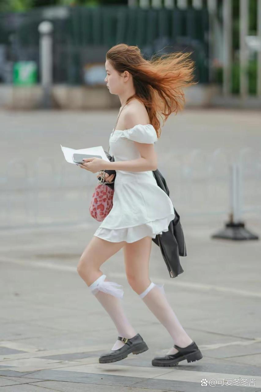 一字肩白色连衣裙美女小姐姐,白色jk小腿袜,黑色玛丽珍鞋,这样的穿搭