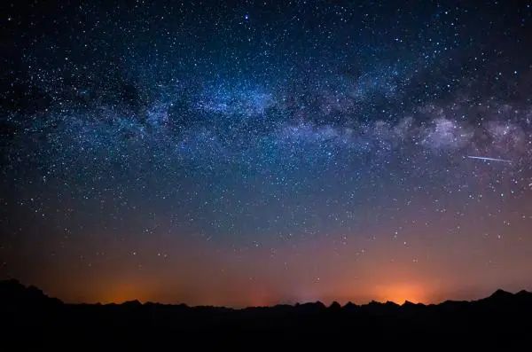 无数的星星像钻石般撒满夜空,闪烁着深邃而神秘的光芒.