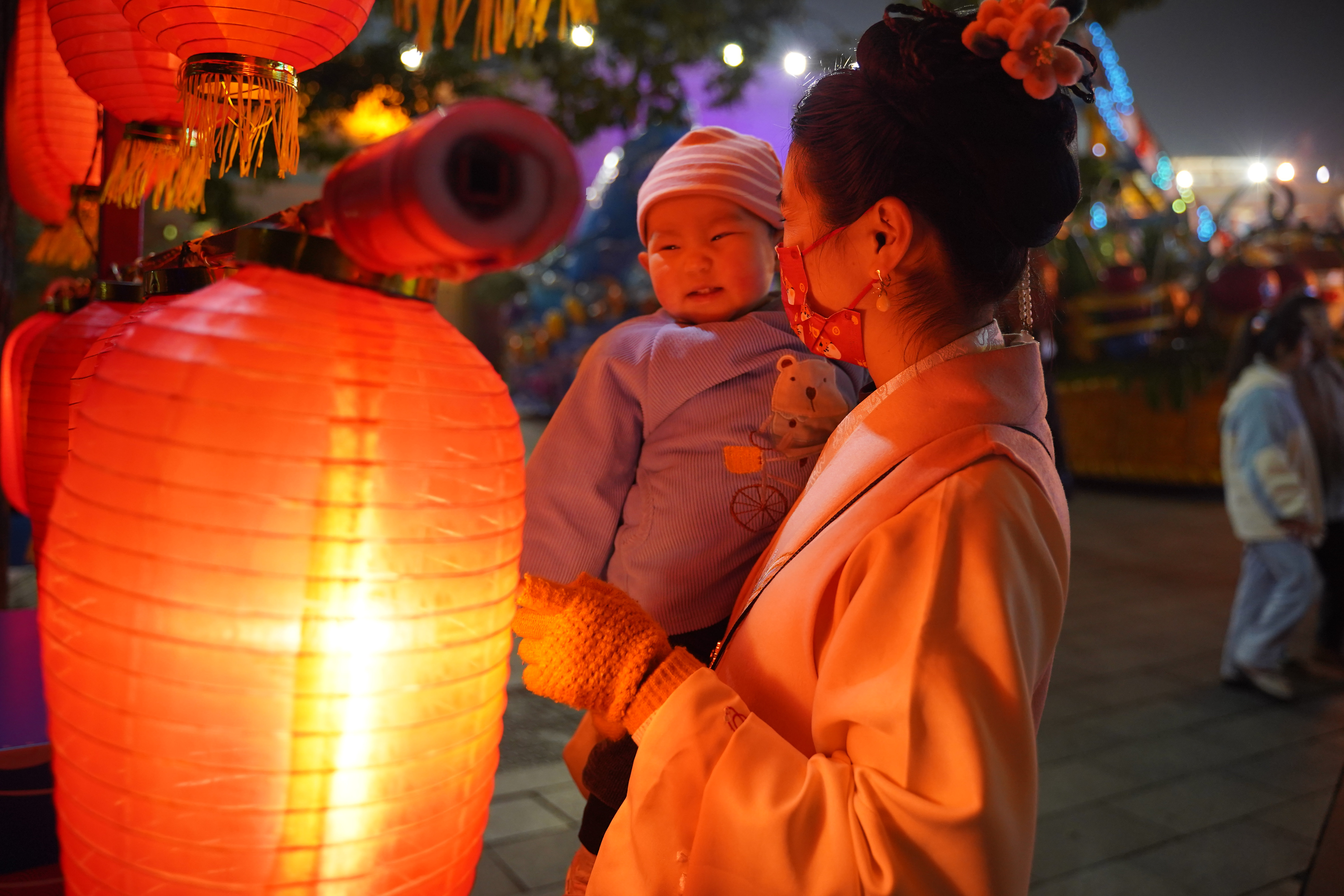 元宵夜穿着汉服逛国潮花灯展