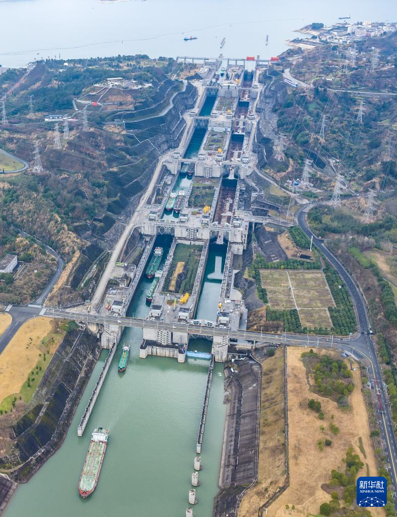三峡两坝船闸实施同步"大修"