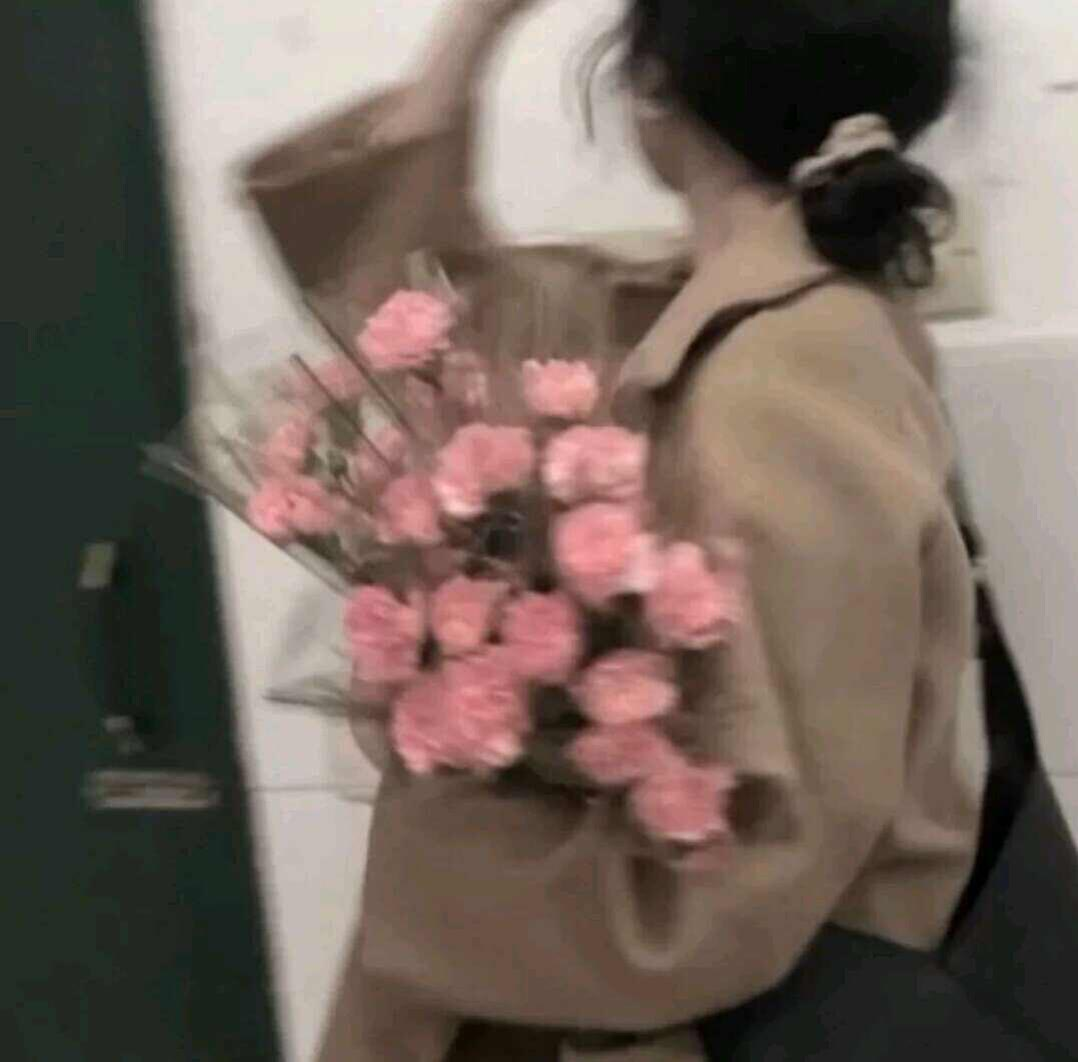 真人带花情头(情头真人拿花森系)