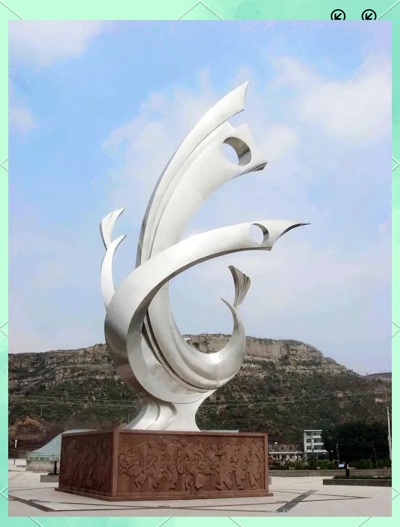 城市广场中多样化的不锈钢雕塑艺术