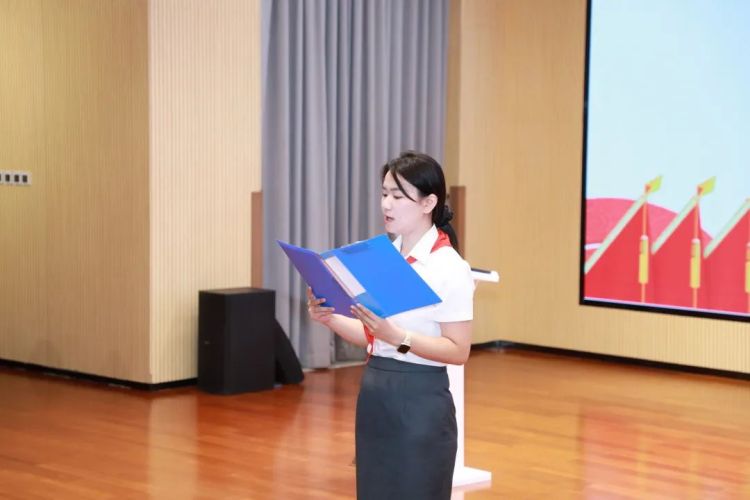 前海港湾学校举行八年级离队入团仪式