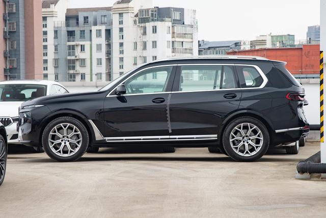 2023款宝马x7 xdrive40i领先型售价103.9万元,实拍解读全系最低配