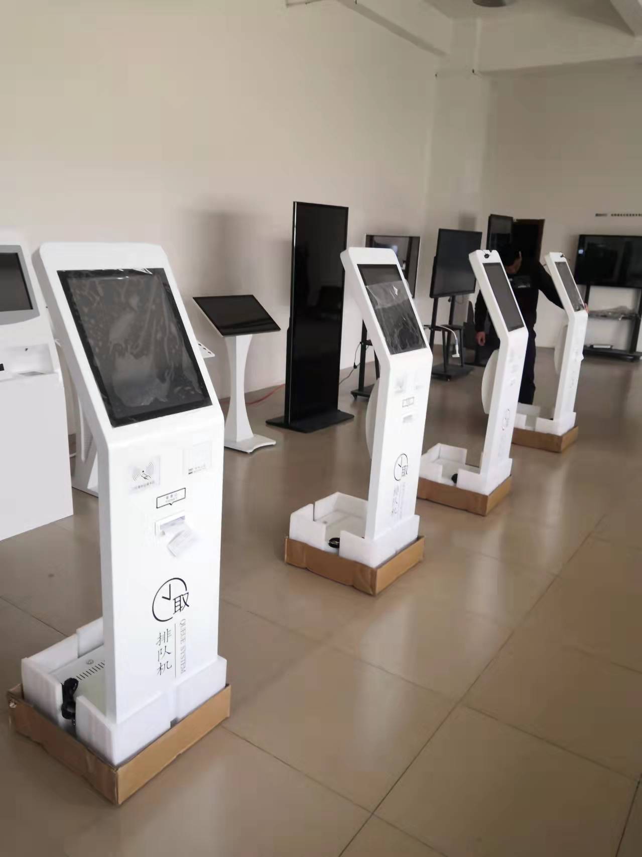 银行政务大厅排队取号机上取号排队使用教程