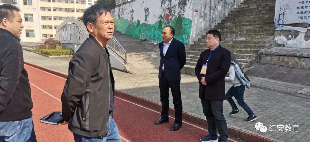 曾红波到桃花中学调研