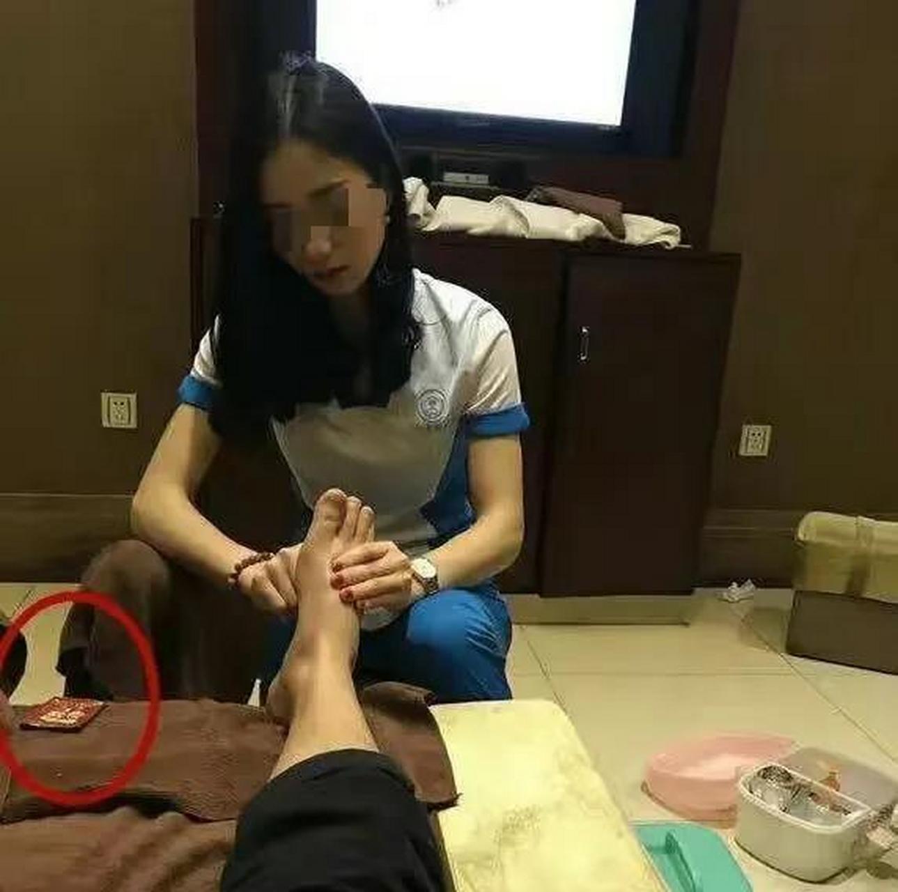 张宗海一次去高档会所洗脚,碰见兼职洗脚女大学生小莉,了解到小莉出身