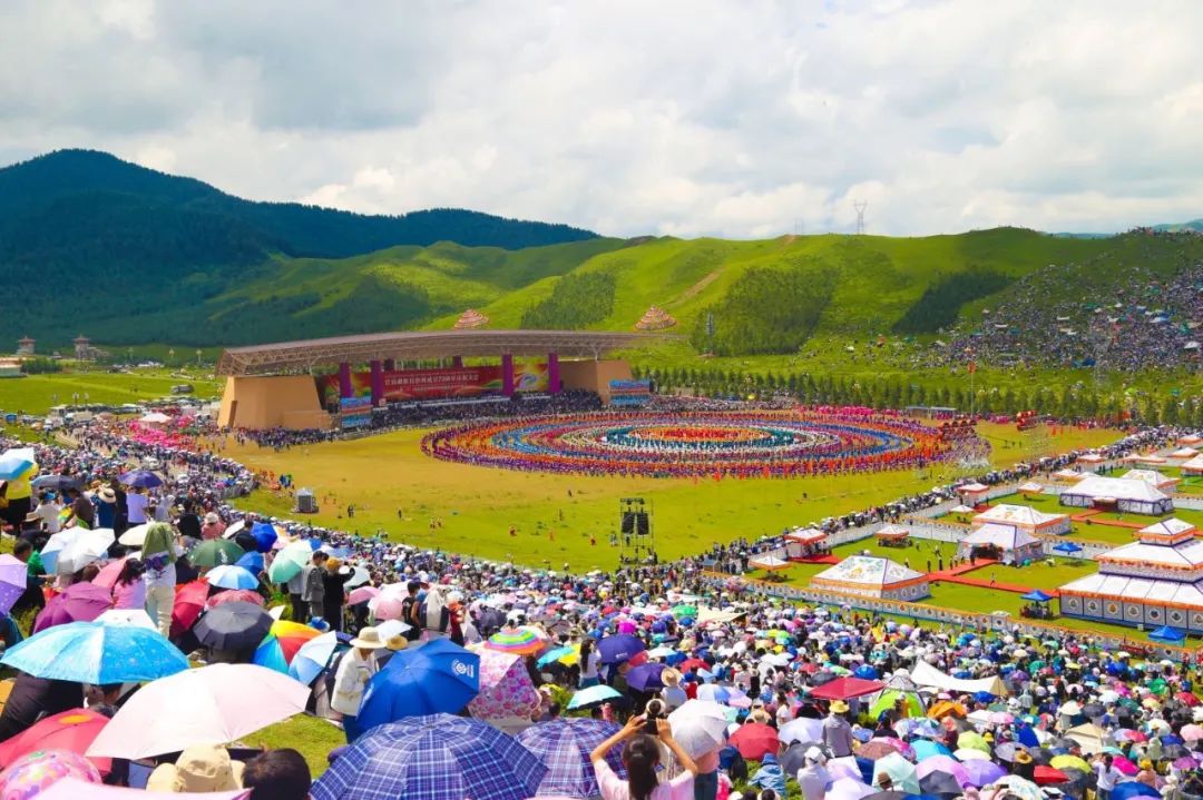 最典型的一类,是游客在线预订了房间,到店却遭遇临时涨价,或房主以没