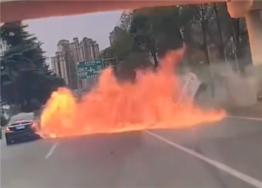 绿牌新能源油路被撞破 成都一汽车被追尾瞬间腾起大火