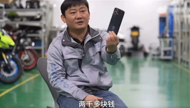 被称 “摩托车圈雷军” 张雪：一直用2000元的华为手机 屏坏了也懒得换