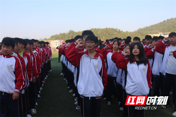 汝城职中开展"一盔一戴,安全常在"宣誓签名活动