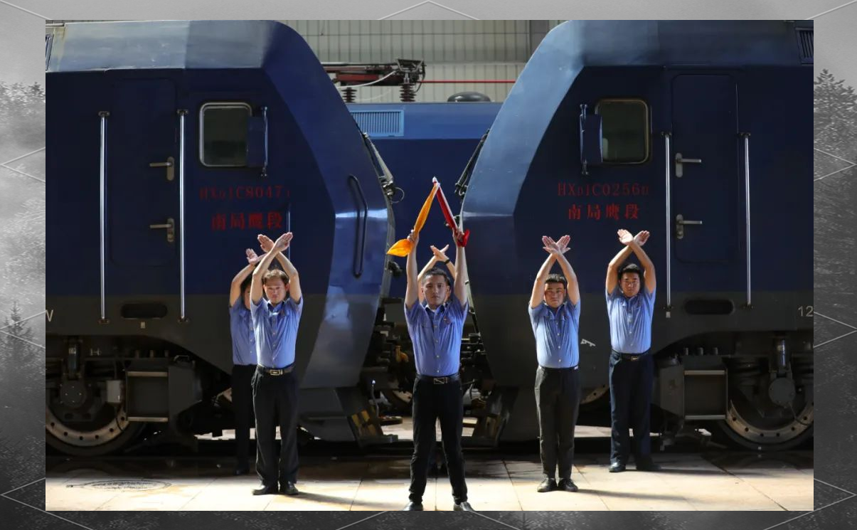 铁路手信号全解析:从股道号码到连挂作业