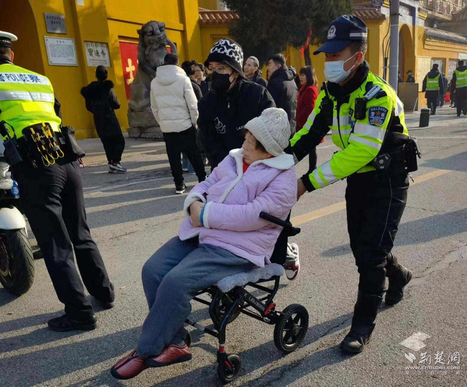 武汉公安民辅警倾情服务群众欢度春节