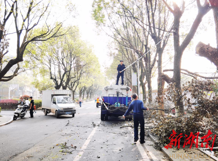 南托街道融城社区:网格巡查保安全,守护最美长沙蓝