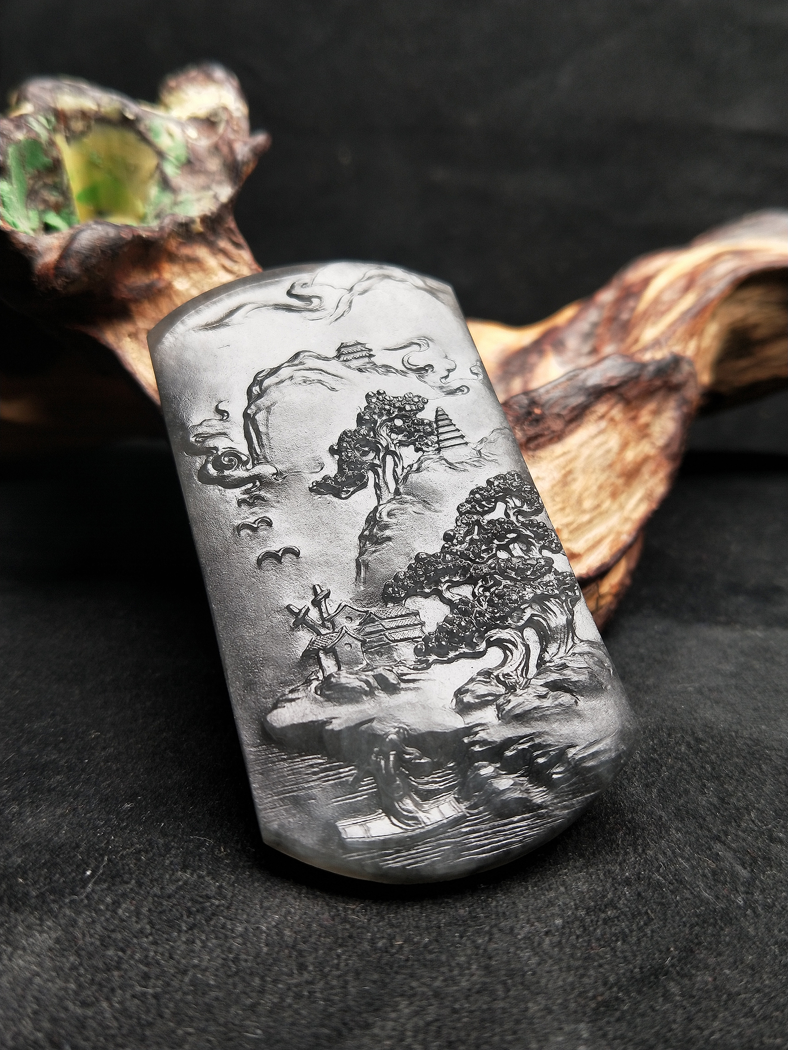 翡翠雕刻玛瑙底冰乌鸡山水牌