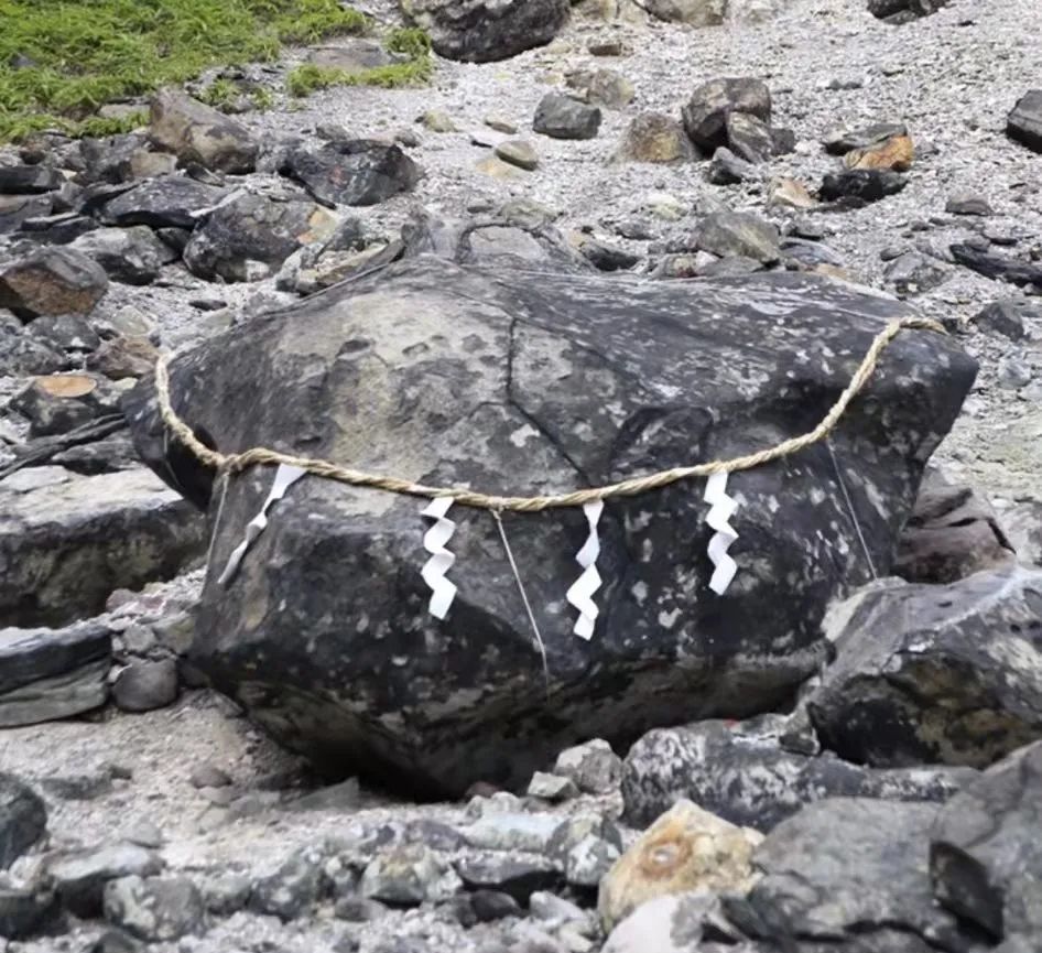 日本传说封印九尾狐的杀生石裂成两半了网友是挣脱封印来上海就业川沙