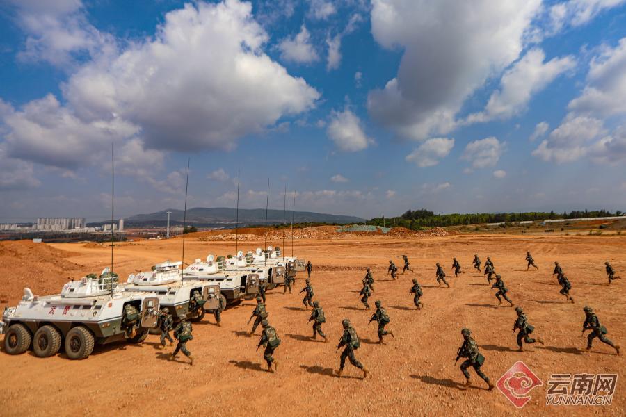 「组图」铁甲出击 山地攻防 武警云南总队机动某支队装甲车山地进攻