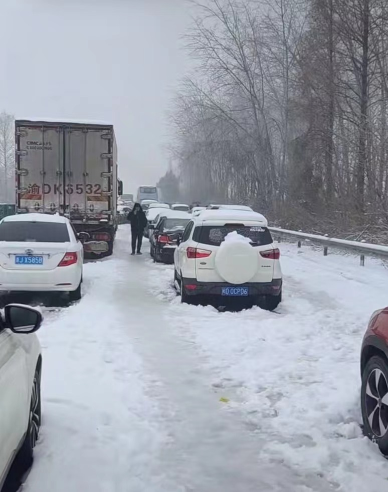 湖北冻雨暴雪导致高速公路堵塞,电动汽车再现趴窝