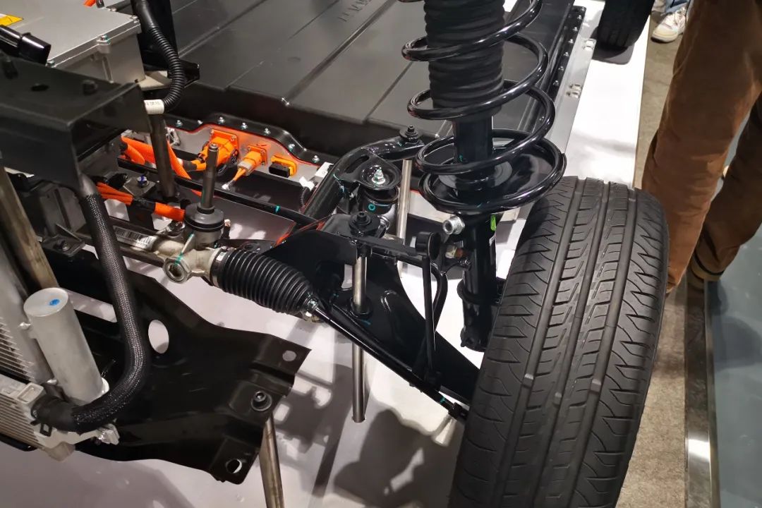 麦弗逊式独立悬架则以其稳定的