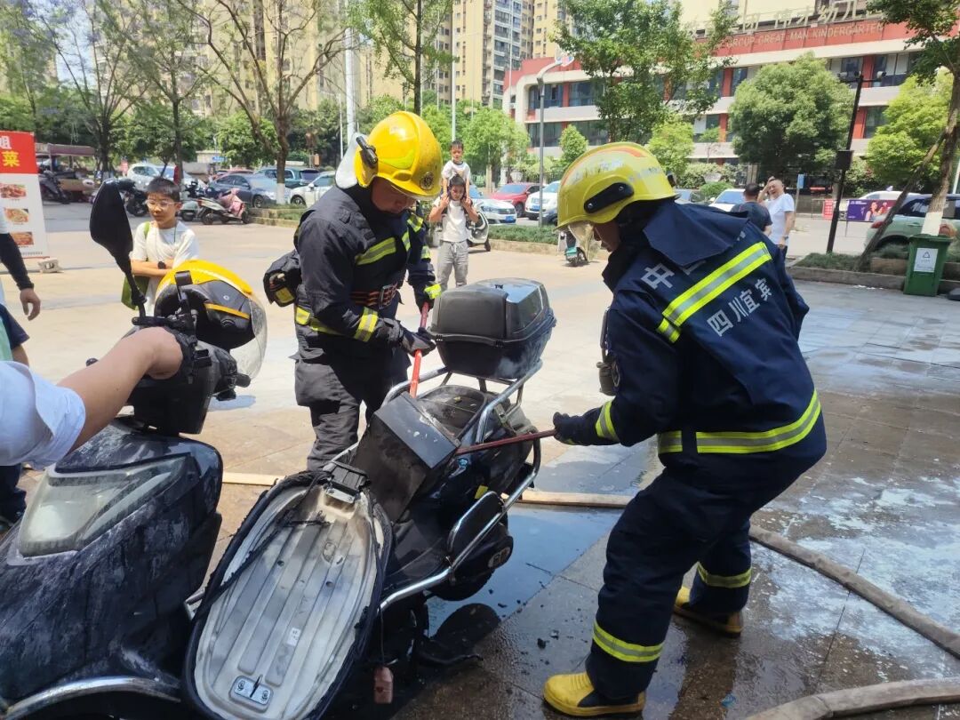 消防人员取出蓄电池.jpg