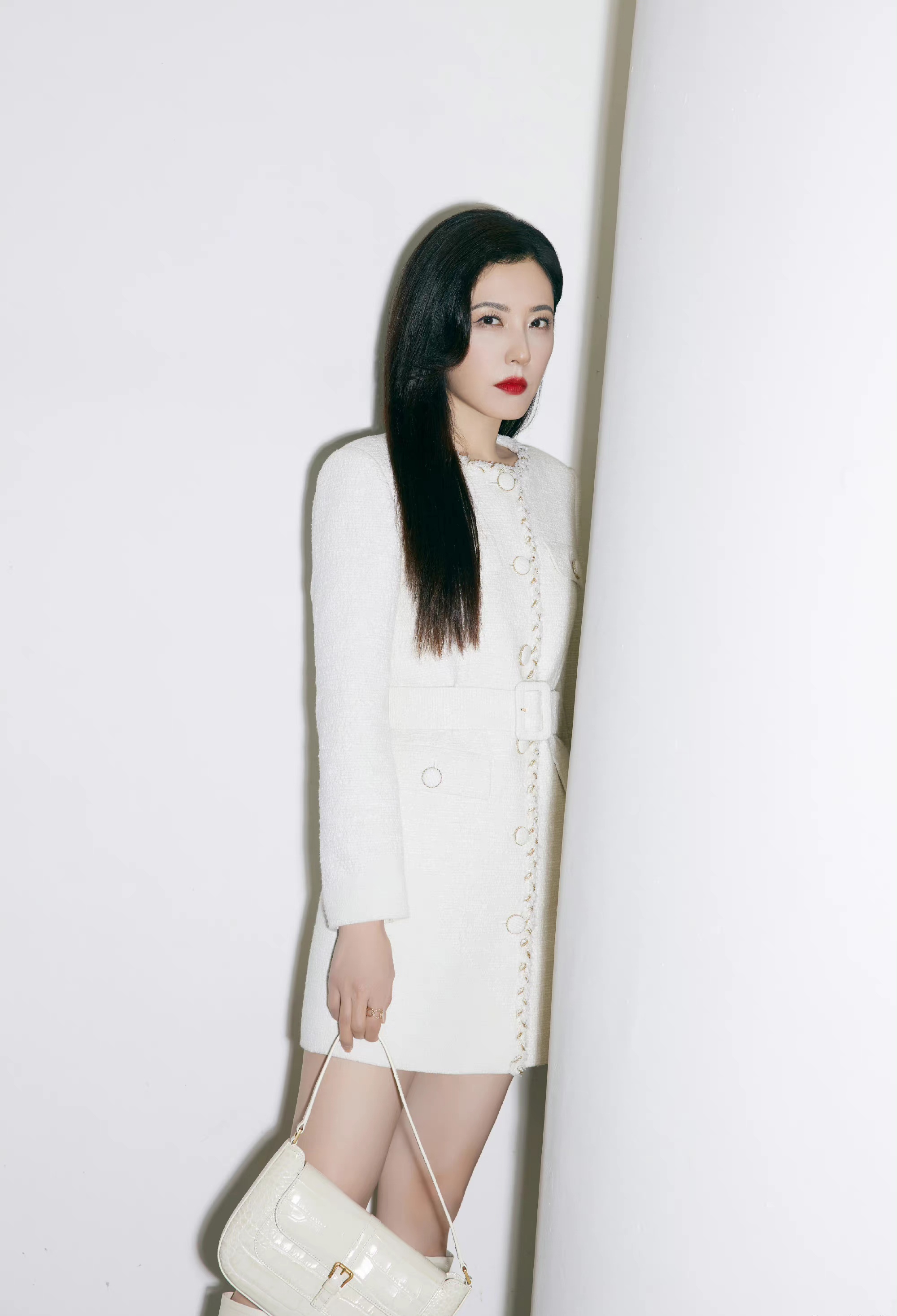 被曾黎的好气质折服,白色呢子短裙配长筒靴,复古摩登又时尚!