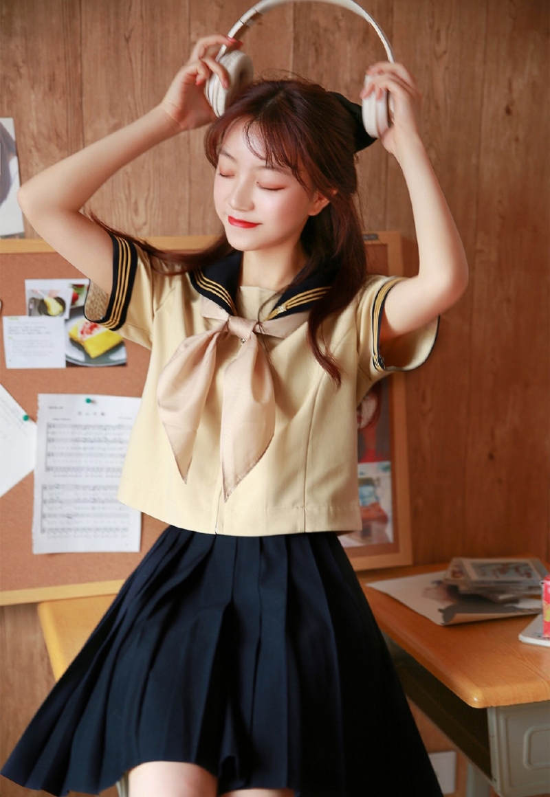 娇小玲珑大眼美女jk制服甜美笑容高清养眼写真