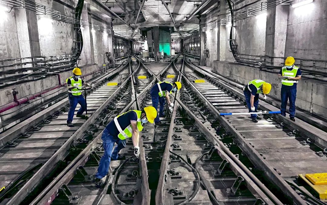 地铁人的一天|线路检修工:冲锋在前的"钢轨卫士"