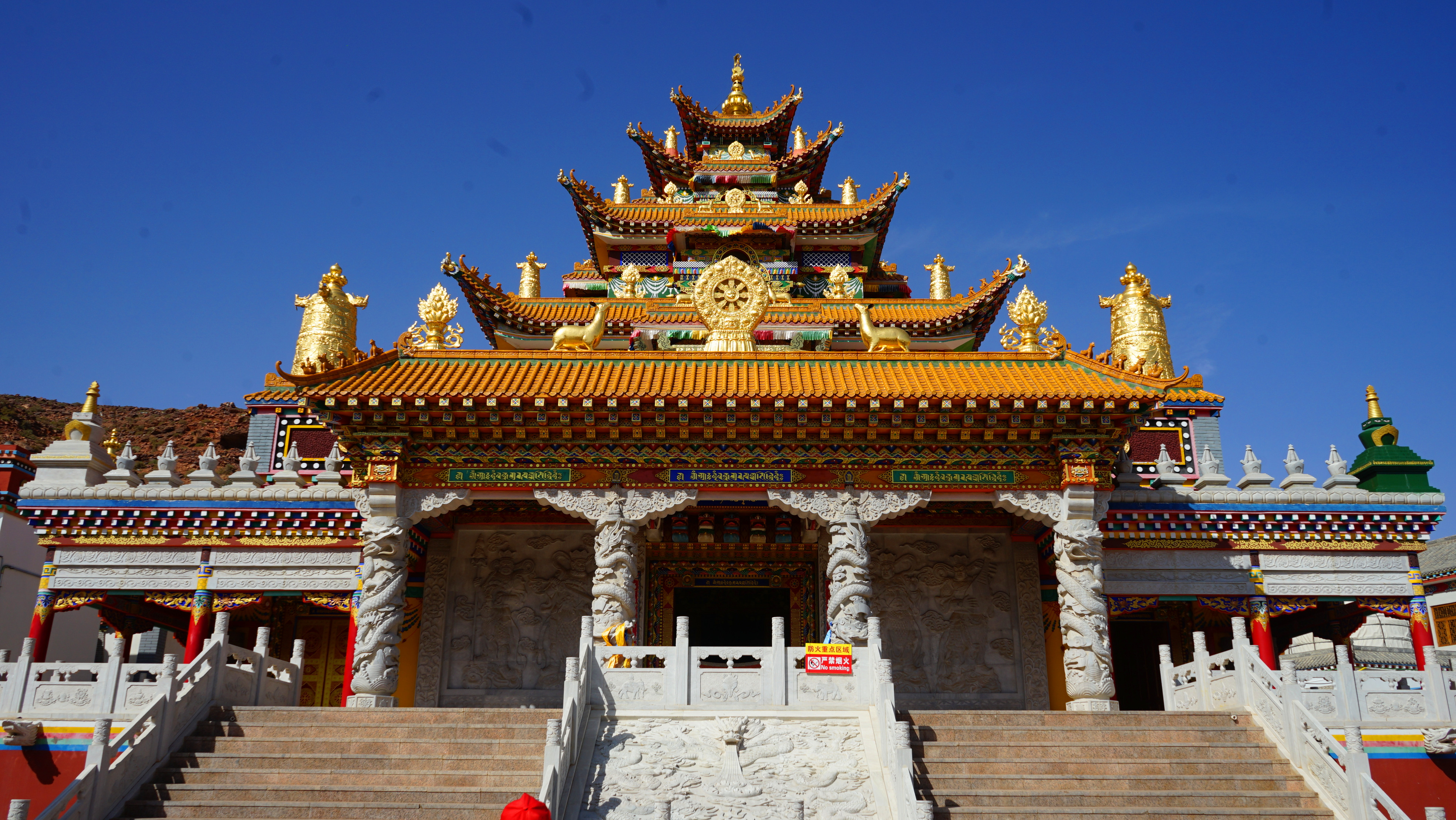 在阿左旗人根峰景区,先有人根峰,后有藏传佛教寺庙"红塔寺"