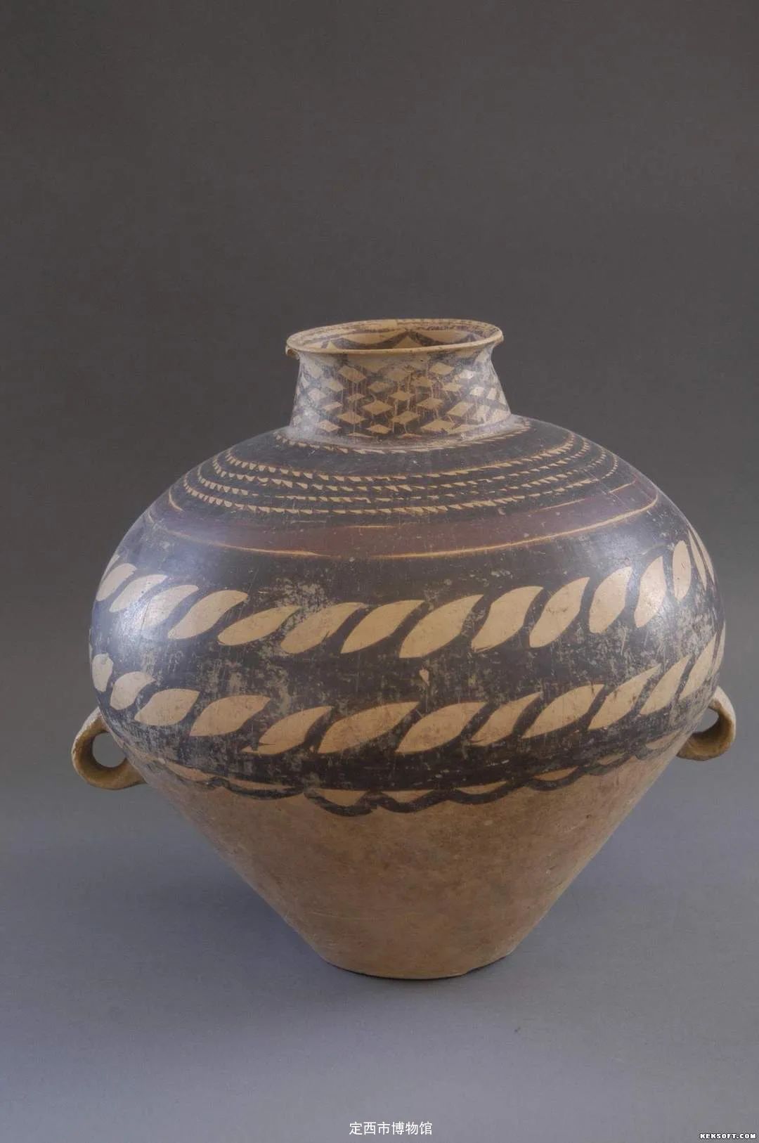 定西市博物馆精品文物鉴赏(三十二)叶形纹双耳彩陶罐