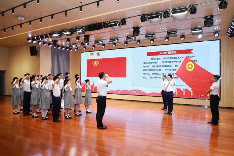 前海港湾学校举行八年级离队入团仪式
