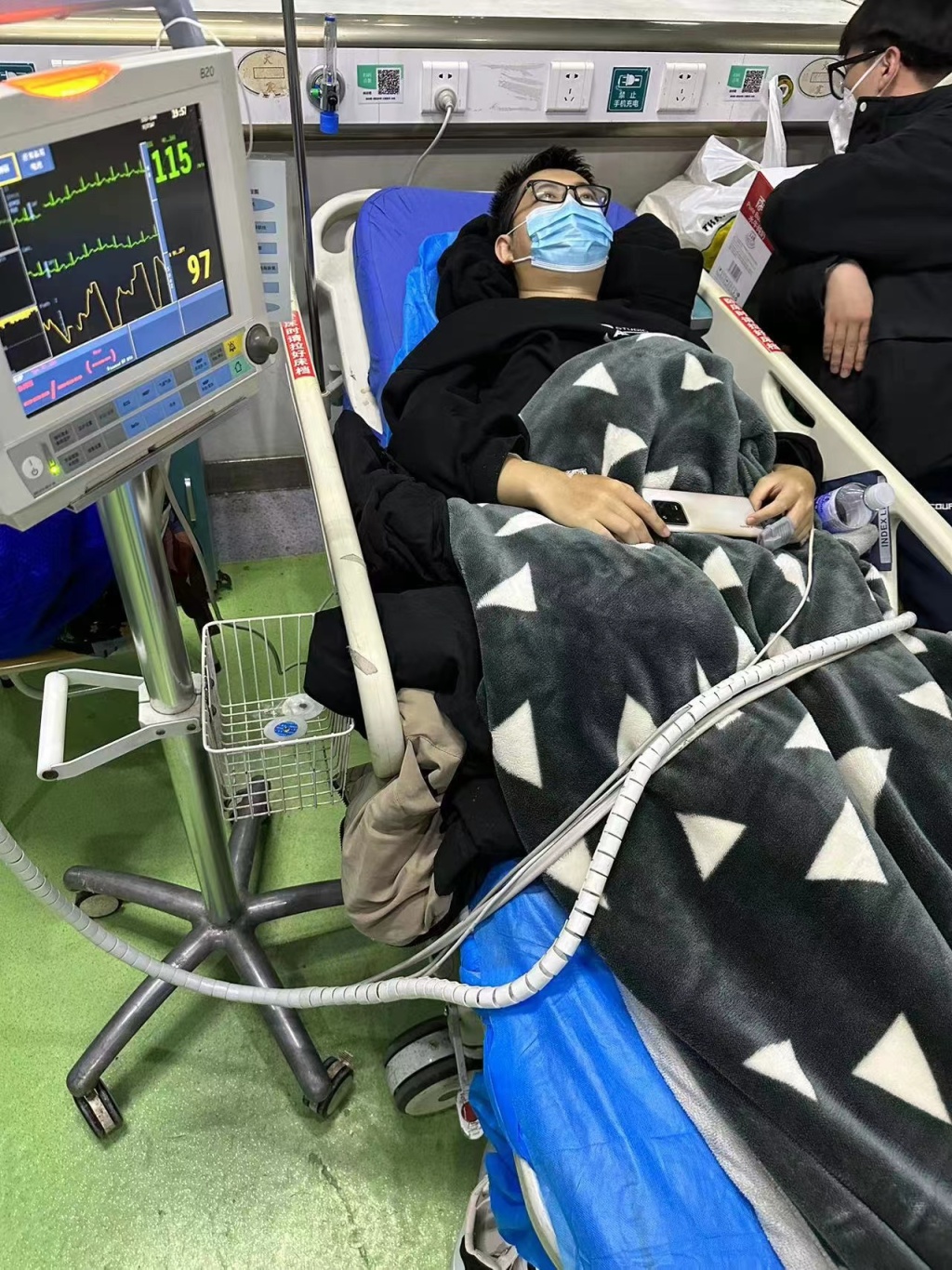 "青科大学生查出急性白血病,化疗期间坚持做完毕业设计